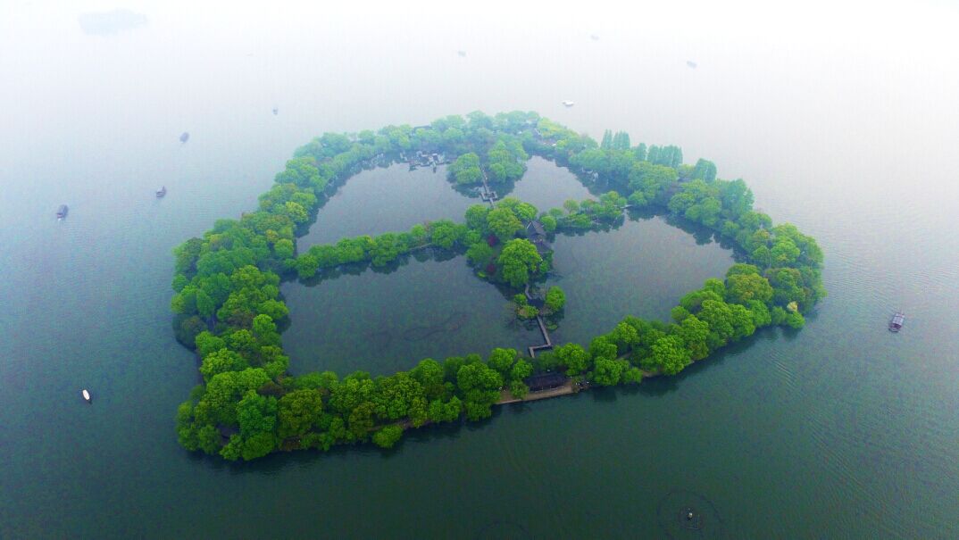 这次杭州西湖航拍算是拼了,早上7点坐船到湖心,拍摄时长2小时,4电池.