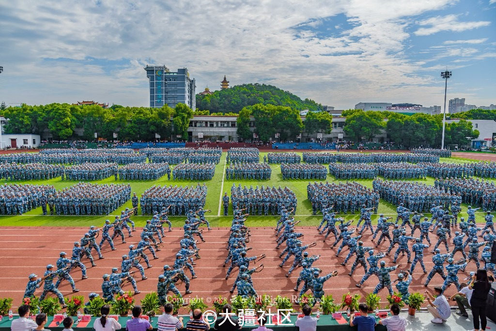 震撼航拍鄂州职业大学2018届新生军训会操表演