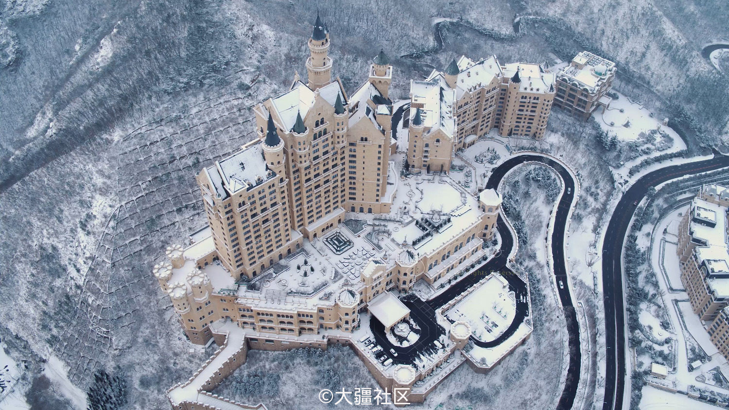 雪中的一方城堡酒店,不知道你们能不能看见雪花