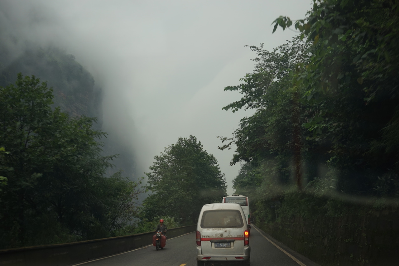 四川的山路極其難開,一邊是陡峭的懸崖,一邊是翻滾江水,山路臨江而