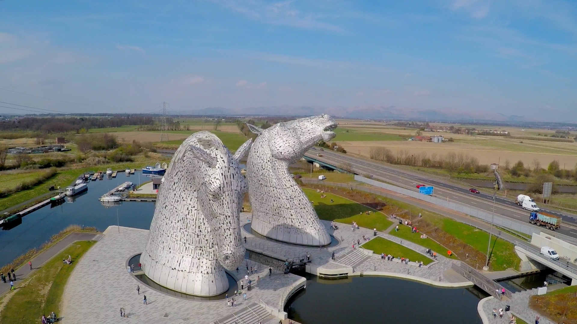 世界上最大的马形雕塑:铠魄巨马