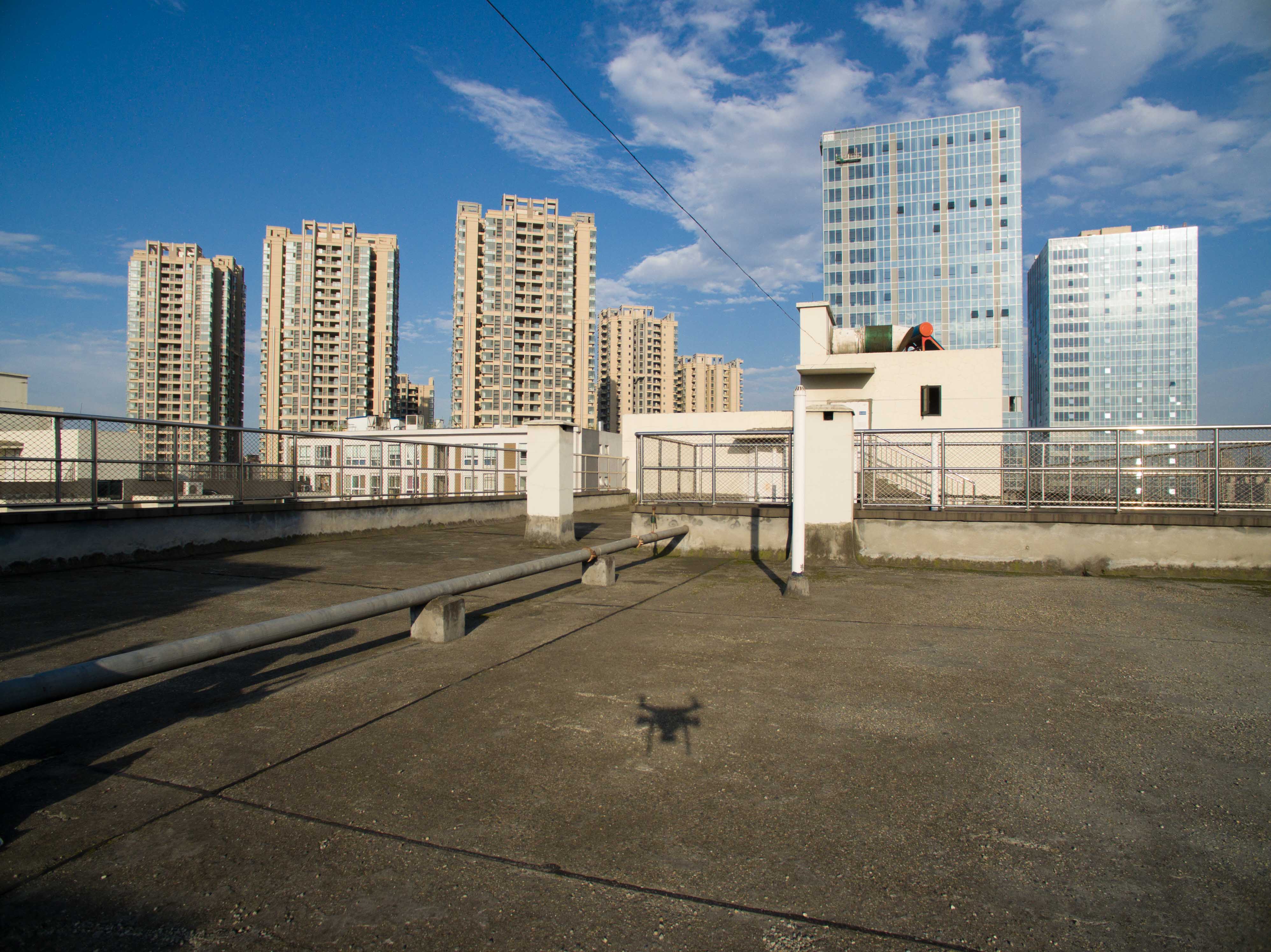 今天第一次到隔壁小区的屋顶上去放飞,各种调试完毕,app显示一切正常