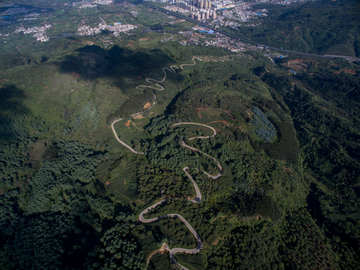 精灵3航拍全景鬼斧神工昆明宜良68道拐山路