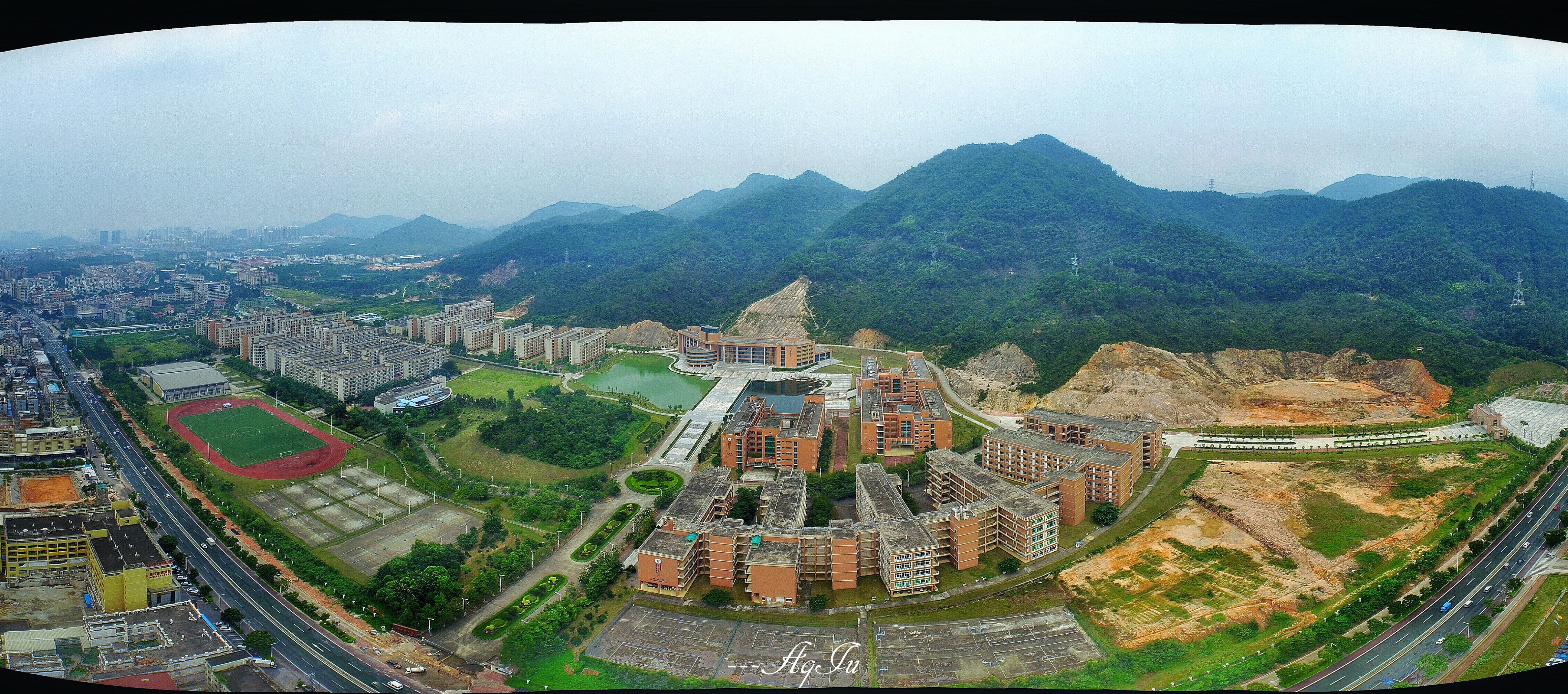 趁还没开学回广东药学院中山校区拍了张全景