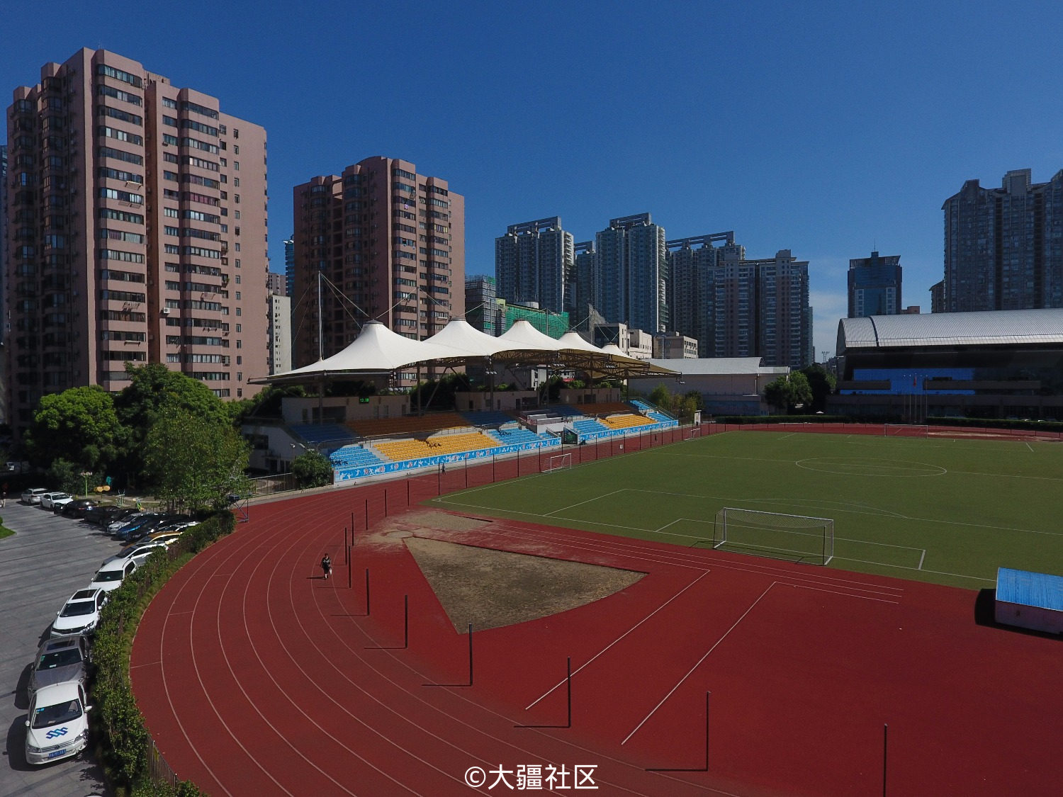 飞翔在上海黄浦区体育场上空